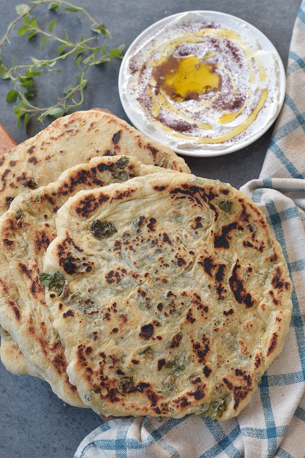פיתות עם זעתר טרי שמכינים על מחבת פיתות עם זעתר טרי
