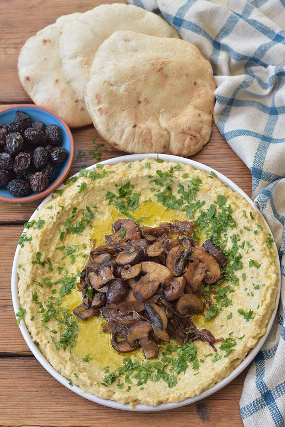 חומוס ביתי בתוספת פטריות חמות חומוס ביתי ופטריות
