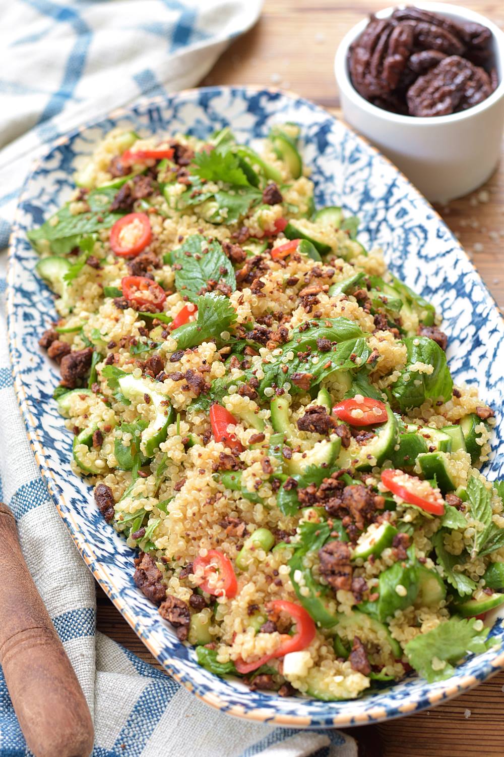 סלט קינואה עם מלפפונים, ירק ופקאן סיני בסגנון אסיאתי סלט קינואה עם מלפפונים ופקאן סיני