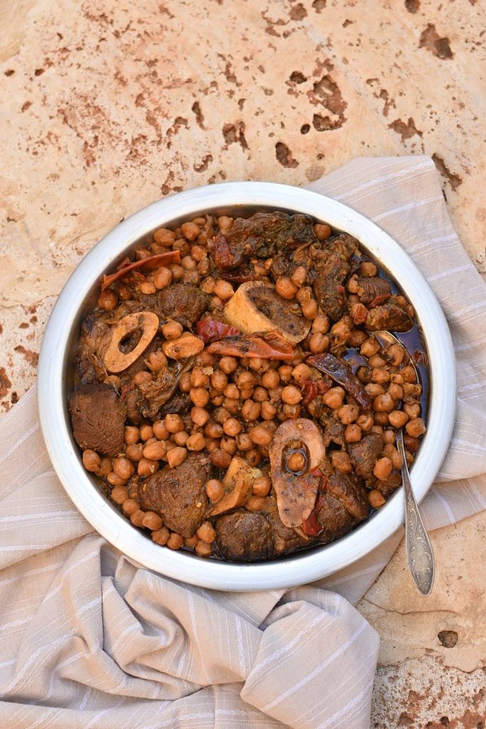 תבשיל בשר וגרגרי חומוס פיקנטיים