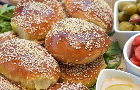 לחמניות ממולאות בשר מפורק ובצל