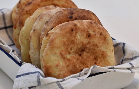 פיתות ביתיות עם כיס וטריק שמשאיר אותן רכות רכות