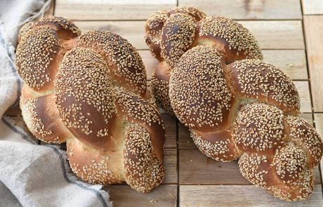 חלה לשבת מ -4 רצועות מקולחת ומלאה בשומשום