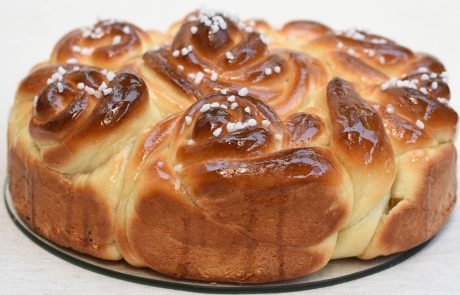 חלה מתוקה – פרחים בזיגוג סירופ דבש (פרווה)