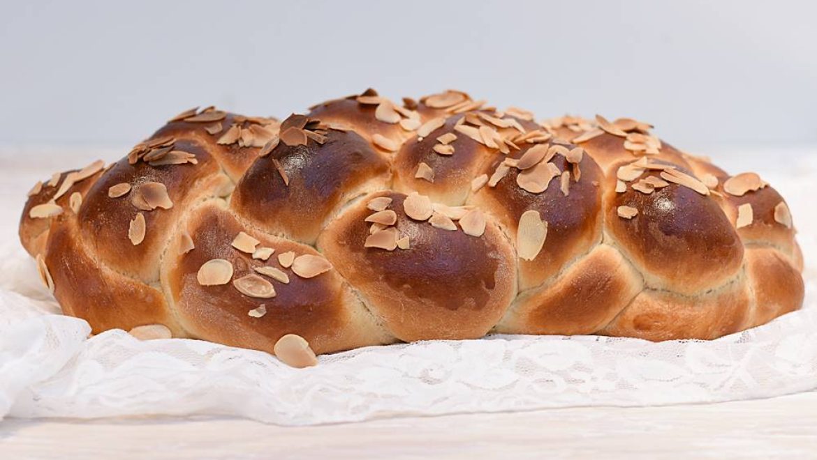 חלה לשבת קלועה מ – 7 רצועות