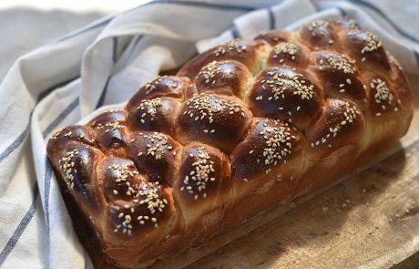 חלה לשבת מחמש רצועות אפויה בתבנית