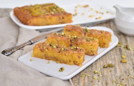 עוגת פולנטה מתוקה עם שקדים וצימוקים (פרווה)